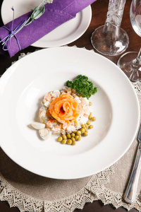 奥利维尔色拉与鲑鱼装饰豌豆和欧芹在白色盘子