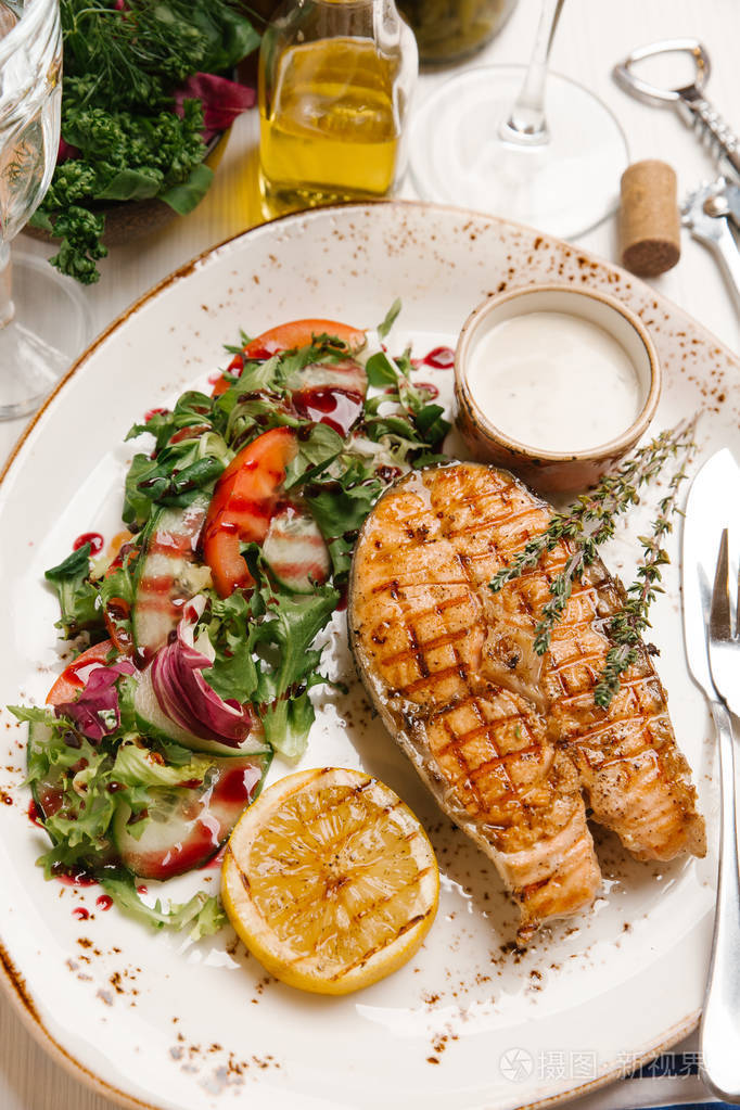烤三文鱼加蔬菜沙拉和白酱