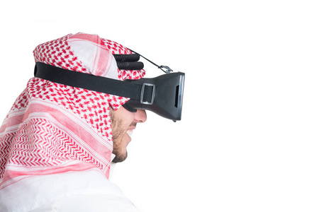 年轻的穆斯林家伙尝试VR眼镜。 孤立的。 覆盖。