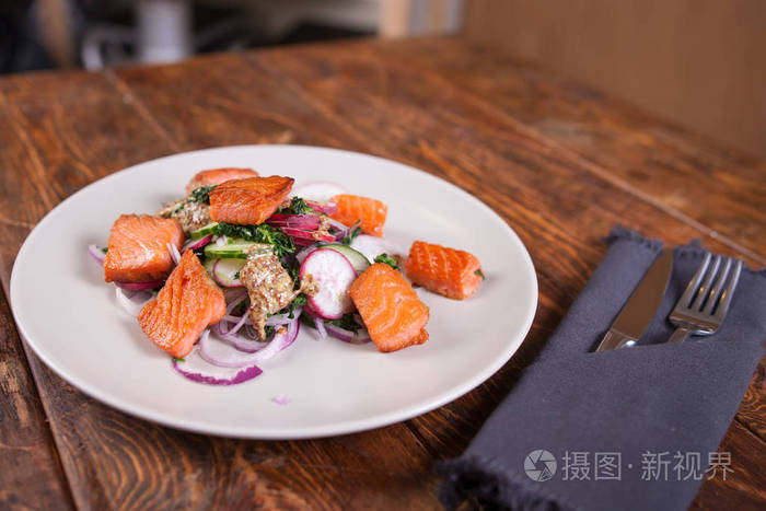 沙拉配烤鲑鱼和萝卜