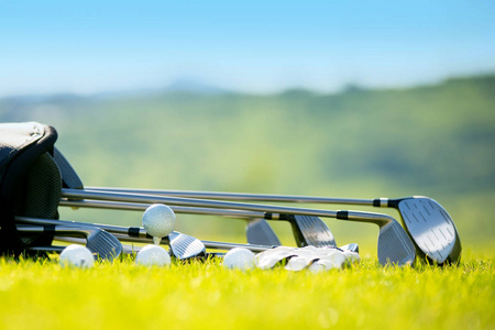 高尔夫球杆和高尔夫球包在草地上