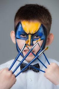 一个画着脸的小哈萨克男孩.脸部彩绘照片