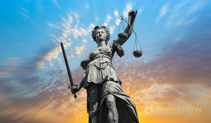 Justitia 的女士与多云的日落天空