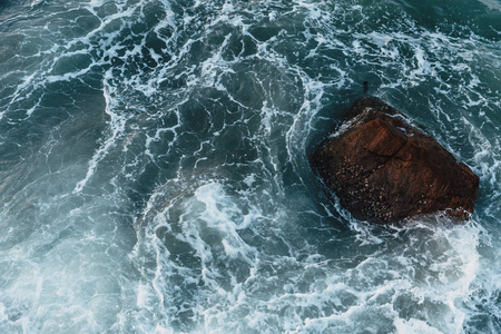 海洋波浪与岩石