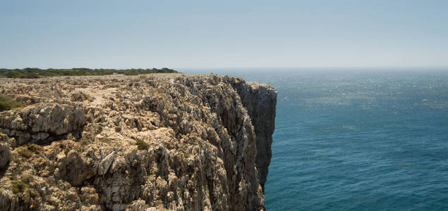 葡萄牙阿尔加维的海岸在夏天