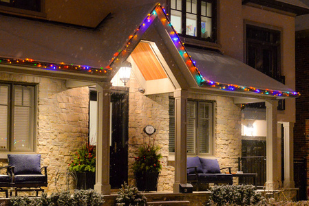 圣诞节用灯装饰的房子图片