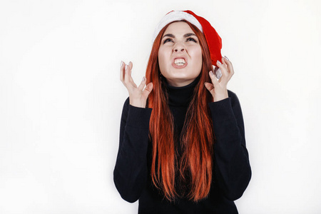 一位戴着圣诞帽的滑稽年轻女子被某种东西震惊了