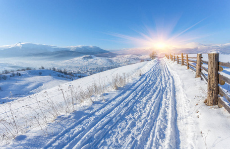 冬季景观。路上覆盖着雪