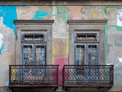 古色古香的葡萄牙建筑学 老窗口和五颜六色的墙壁葡萄牙