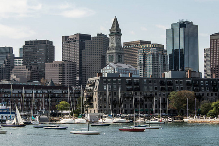 在一个晴朗的夏日, 美国马萨诸塞州波士顿地平线前的查尔斯河畔的游艇和帆船