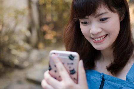 在花园里的年轻漂亮的亚洲女人的关闭