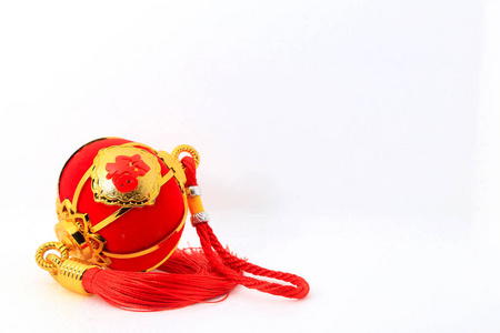 红色球形灯笼用于中国新年装饰白色背景。 中文的意思是财富。
