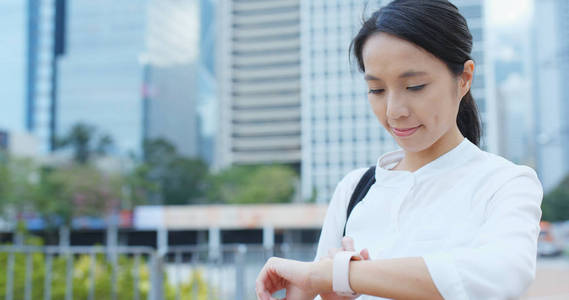 亚洲女人用智能手表