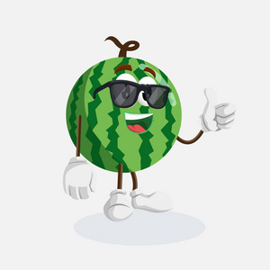 西瓜吉祥物及背景拇指姿势与平面设计风格为您的标志或吉祥物品牌照片