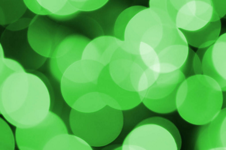 绿色抽象圣诞节模糊发光背景。 离焦艺术波克灯图像