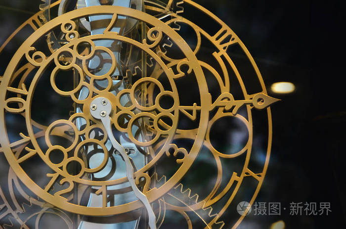 抽象图像与机械时钟的不寻常和奇怪的设计. 金属成分就像钟表一样