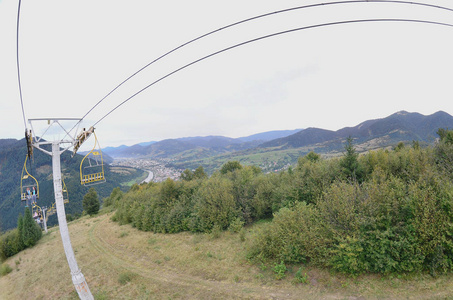 马科维察山背景下的缆车系统