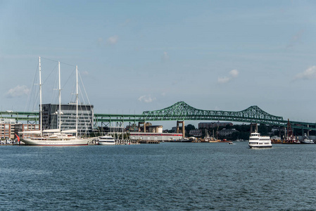 美国波士顿托宾桥和雅典娜295英尺游艇停靠在波士顿港