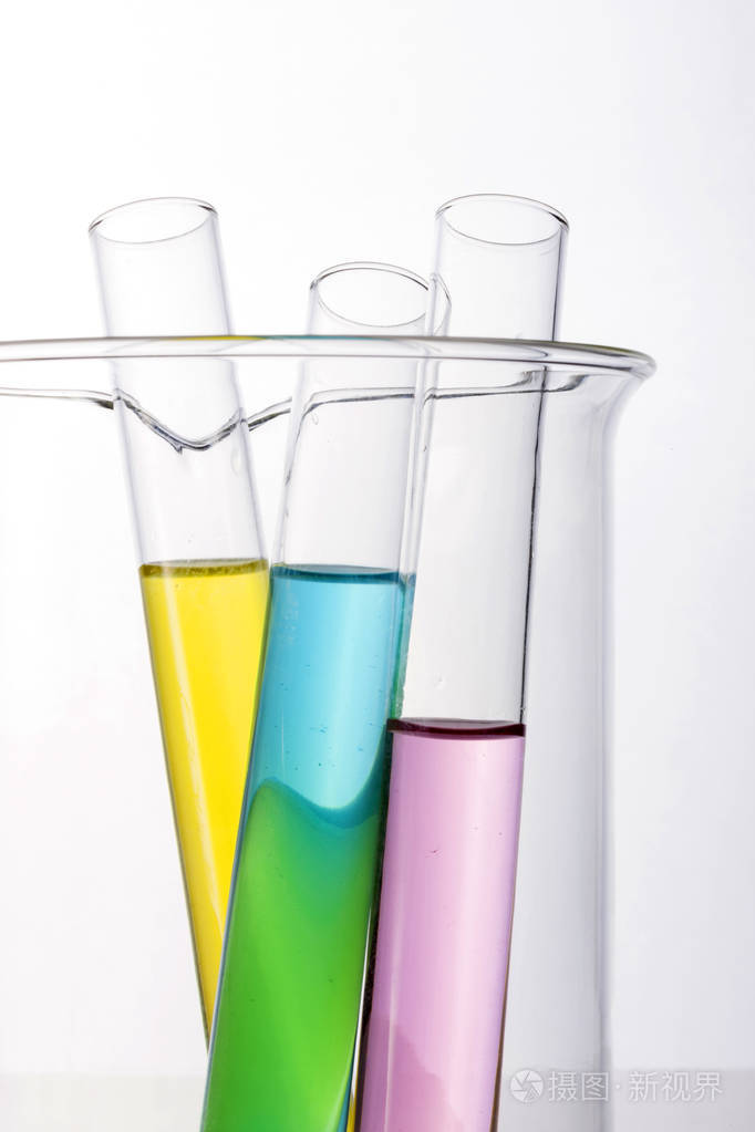 在白色背景下分离的实验室钢瓶和烧杯