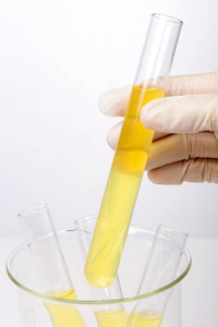 实验室钢瓶和手中的烧杯隔离在白色背景上