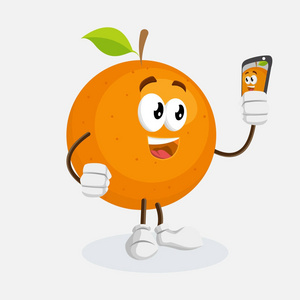橙色吉祥物和背景自拍姿态与平面设计风格为您的标志或吉祥物品牌