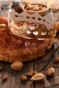 木桌上的顿悟蛋糕和皇冠