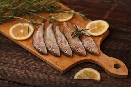 食物是新鲜的黑海鲭鱼与迷迭香在乡村风格