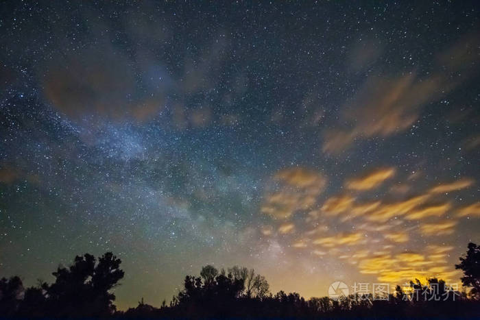 夜晚乌云密布的天空带着银河
