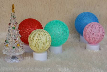 季节问候概念辉光纱球照明灯与可爱的圣诞树家居装饰