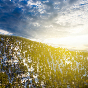 日落时积雪的山坡