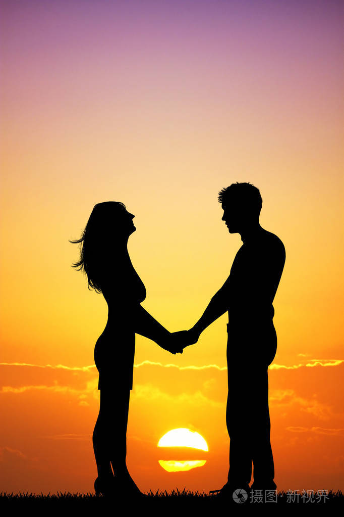 日落时情侣剪影插图