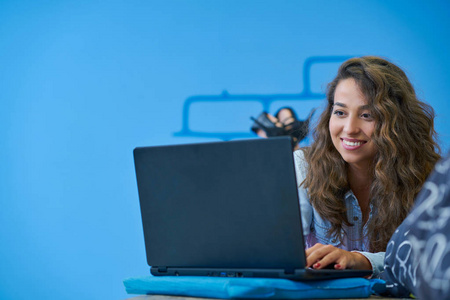 智能代码编辑器商务软件开发人员在现代办公室工作照片