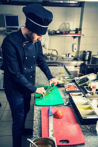 餐厅厨师用手装饰菜菜作物过滤图像