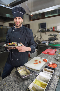 餐厅厨师用手装饰菜菜作物过滤图像