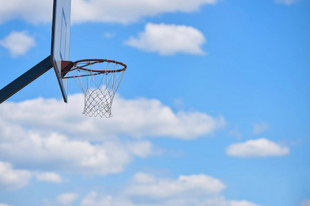 篮球圈在阳光和天空中照片