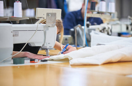 裁缝是纺织厂的新工人，工头解释说