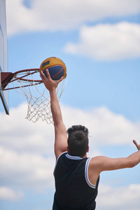 篮球运动员的动作飞得高，得分高