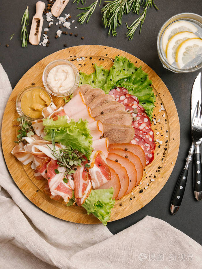 木制托盘上有不同种类肉类的冷切拼盘