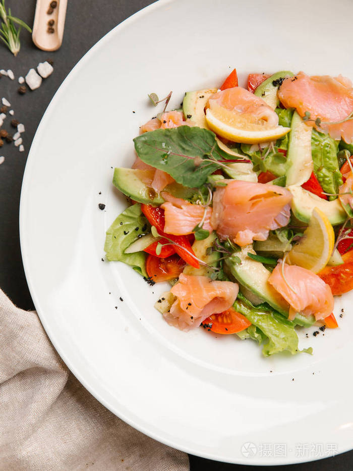 沙拉加盐三文鱼和蔬菜配白盘子