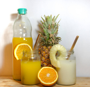 果汁冰沙和新鲜菠萝和橘子饮料与夏季水果
