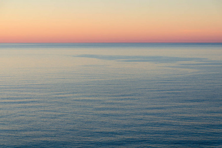 平静的水和明亮的天空照片