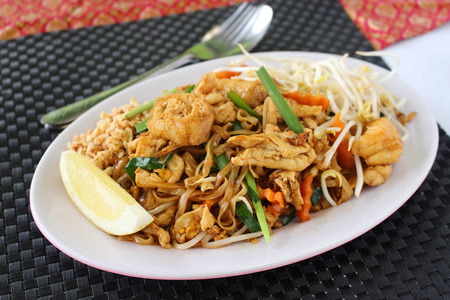 泰国食品垫泰国面条在一个白色的盘子里。