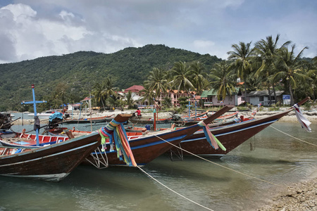 泰国Koh PhanganPhangan岛当地的木制渔船在岸上