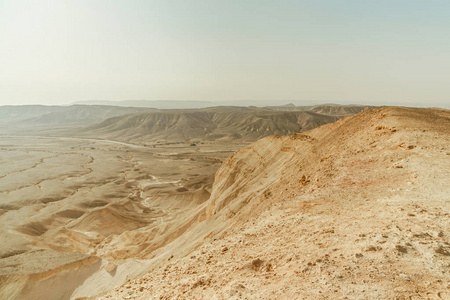 景观从峡谷干燥沙漠在以色列。炎热的中东旅游地的沙石石谷