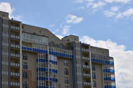 新建或近期建成的多层住宅建筑，有窗户和阳台..俄罗斯式房屋建筑