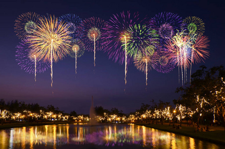 五颜六色的烟花庆祝和城市黄昏天空背景