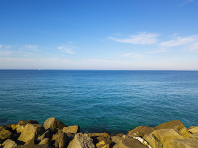 海上岩石的鸟瞰图..从上面看到的海底透明水概览