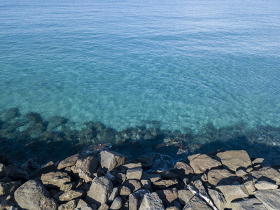 海上岩石的鸟瞰图..从上面看到的海底透明水概览