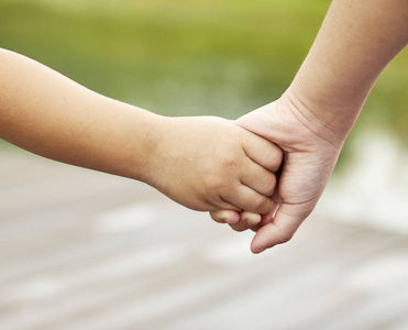 商业女性握手女性握手概念关系,爱情和商业背景照片