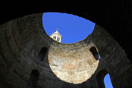 圣杜贾姆钟楼透过瓦蒂布的入口，可以看到罗马皇帝教区在克罗地亚分裂的宫殿里的生活区